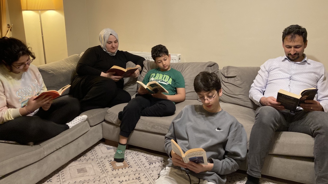 Okulumuz Öğrencileri Aileleriyle Kitap Okuma Saati Gerçekleştirdi